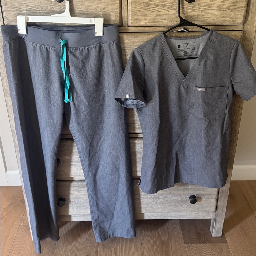 Figs Charcoal Scrub Set with Aqua Accent